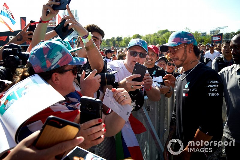 Lewis Hamilton, Mercedes AMG F1 poses for a selfie with a fan