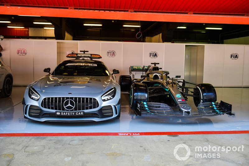La voiture de sécurité et l'auto de Lewis Hamilton, Mercedes AMG F1 W10 dans le garage de la FIA