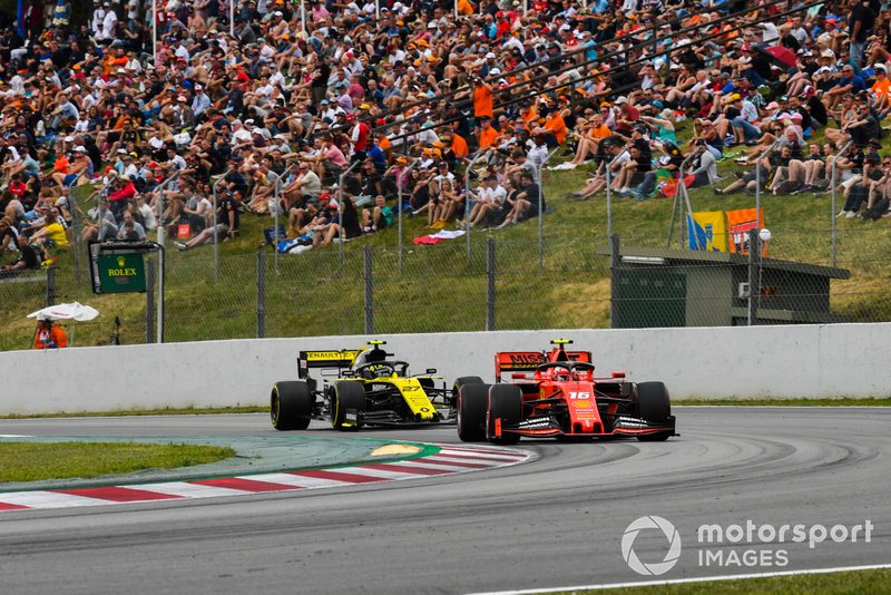Charles Leclerc, Ferrari SF90, devant Nico Hulkenberg, Renault R.S. 19