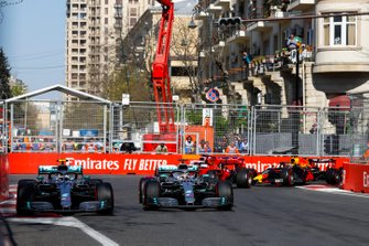 Valtteri Bottas, Mercedes AMG W10 et Lewis Hamilton, Mercedes AMG F1 W10 en lutte au premier tour