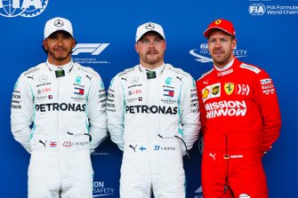Le poleman Valtteri Bottas, Mercedes AMG F1, le deuxième, Lewis Hamilton, Mercedes AMG F1, le troisième, Sebastian Vettel, Ferrari