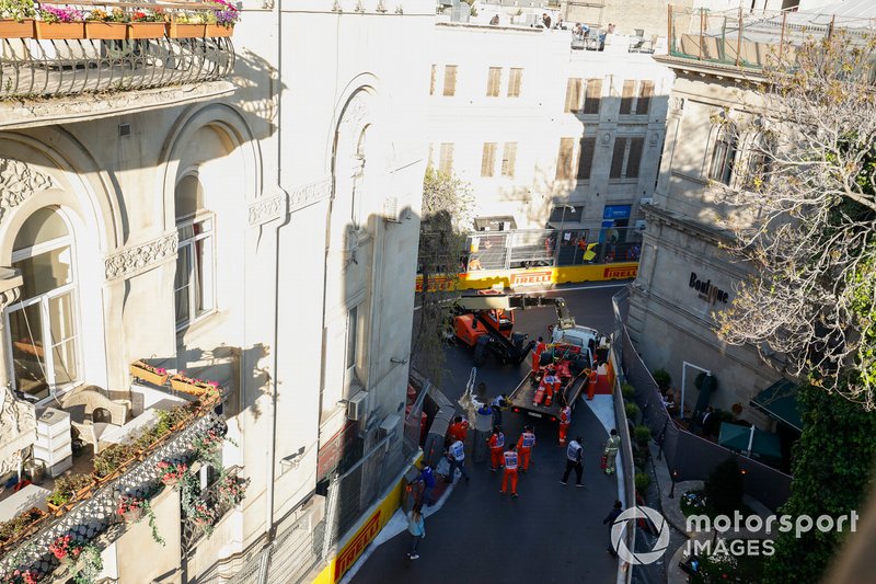 Marshal mengevakuasi mobil Charles Leclerc, Ferrari SF90