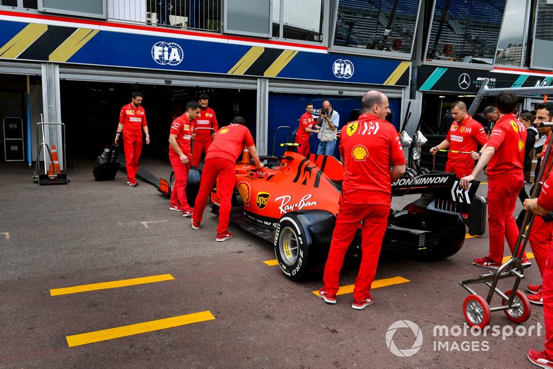 Coche de Charles Leclerc, Ferrari SF90 entrando en escrutinio