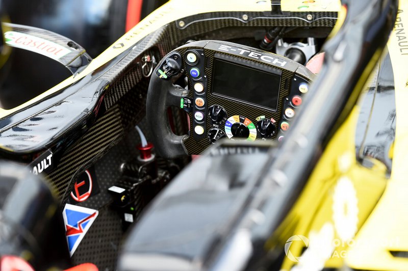 Renault R.S.19 cabina y volante