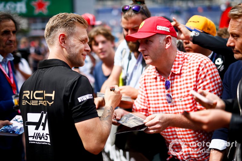 Kevin Magnussen, Haas F1 signs a autograph for a fan