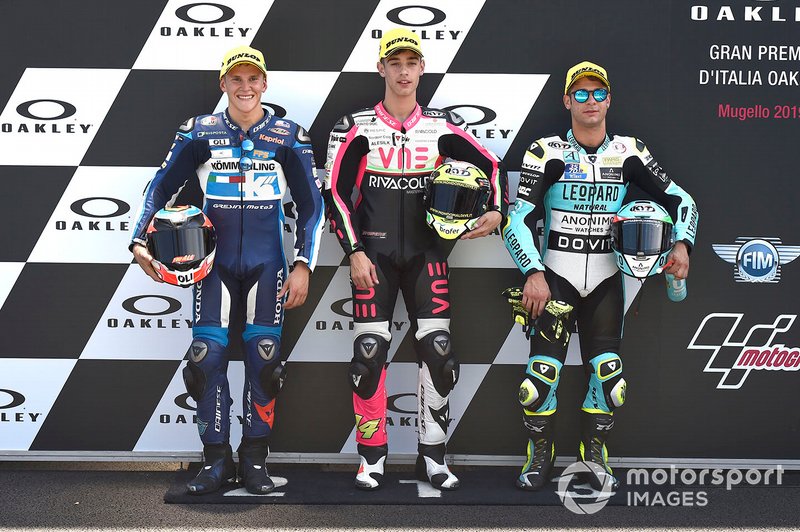 Ganador de la pole Tony Arbolino, Team O, segundo lugar Gabriel Rodrigo, Gresini Racing, tercer lugar Lorenzo Dalla Porta, Leopard Racing