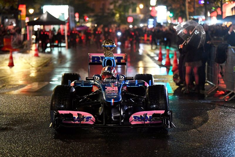 Esteban Ocon, Lotus E21 con los colores del Alpine F1 Team A522 y el Balón de Oro