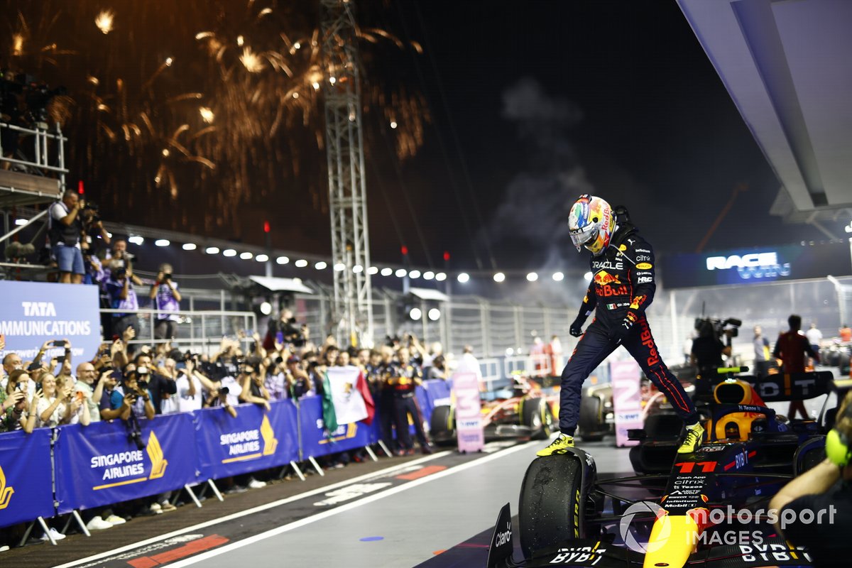 I fuochi d'artificio illuminano il cielo mentre Sergio Perez, Red Bull Racing, 1° posizione, festeggia al Parco delle Ferme