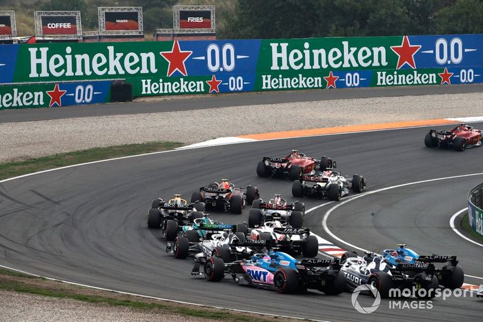 Arrancada Charles Leclerc, Ferrari F1-75, Carlos Sainz, Ferrari F1-75, Lewis Hamilton, Mercedes W13, Sergio Pérez, Red Bull Racing RB18, George Russell, Mercedes W13, el resto en la salida