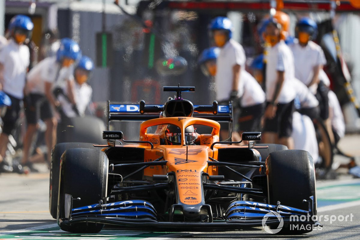 Карлос Сайнс, McLaren MCL35, на пит-лейне