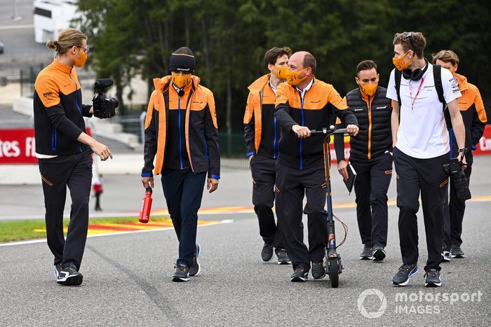 Lando Norris, McLaren camina por el circuito