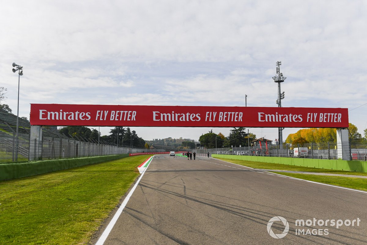 Segnaletica degli sponsor sul circuito
