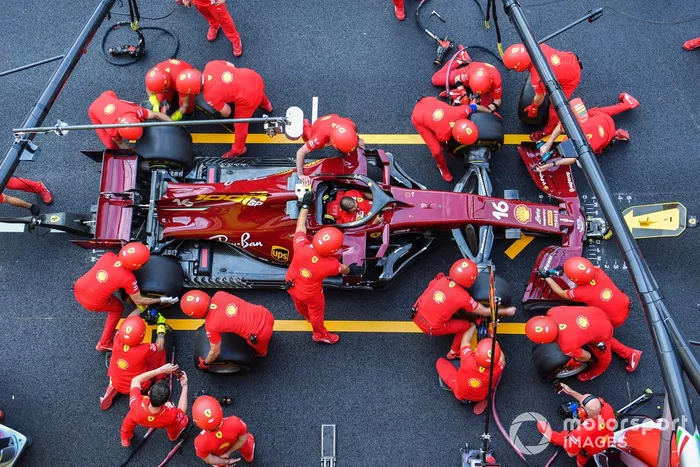 Los mecánicos de Ferrari practican un pit stop
