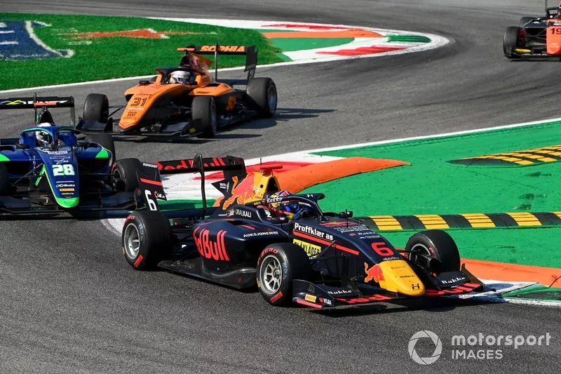 Dennis Hauger, Hitech Grand Prix y Cameron Das, Carlin 