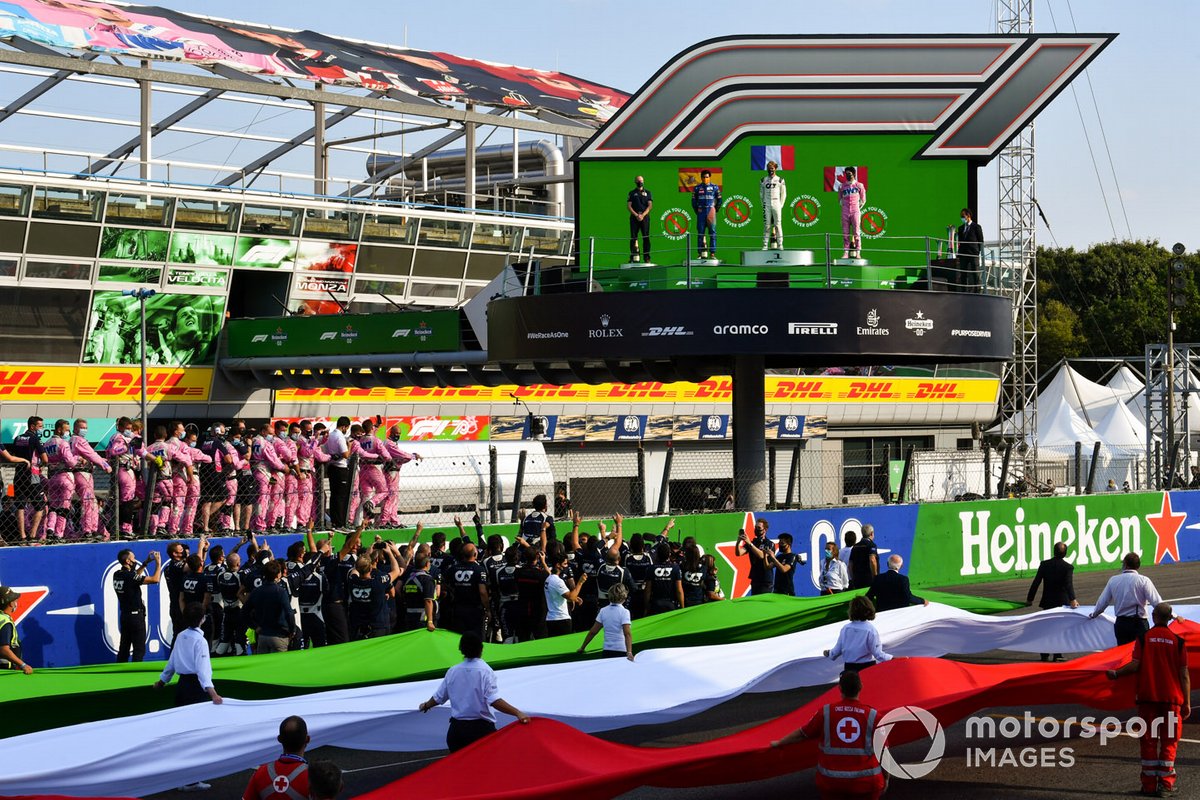Podio: segundo lugar Carlos Sainz Jr., McLaren, ganador Pierre Gasly, AlphaTauri,y tercer lugar Lance Stroll, Racing Point