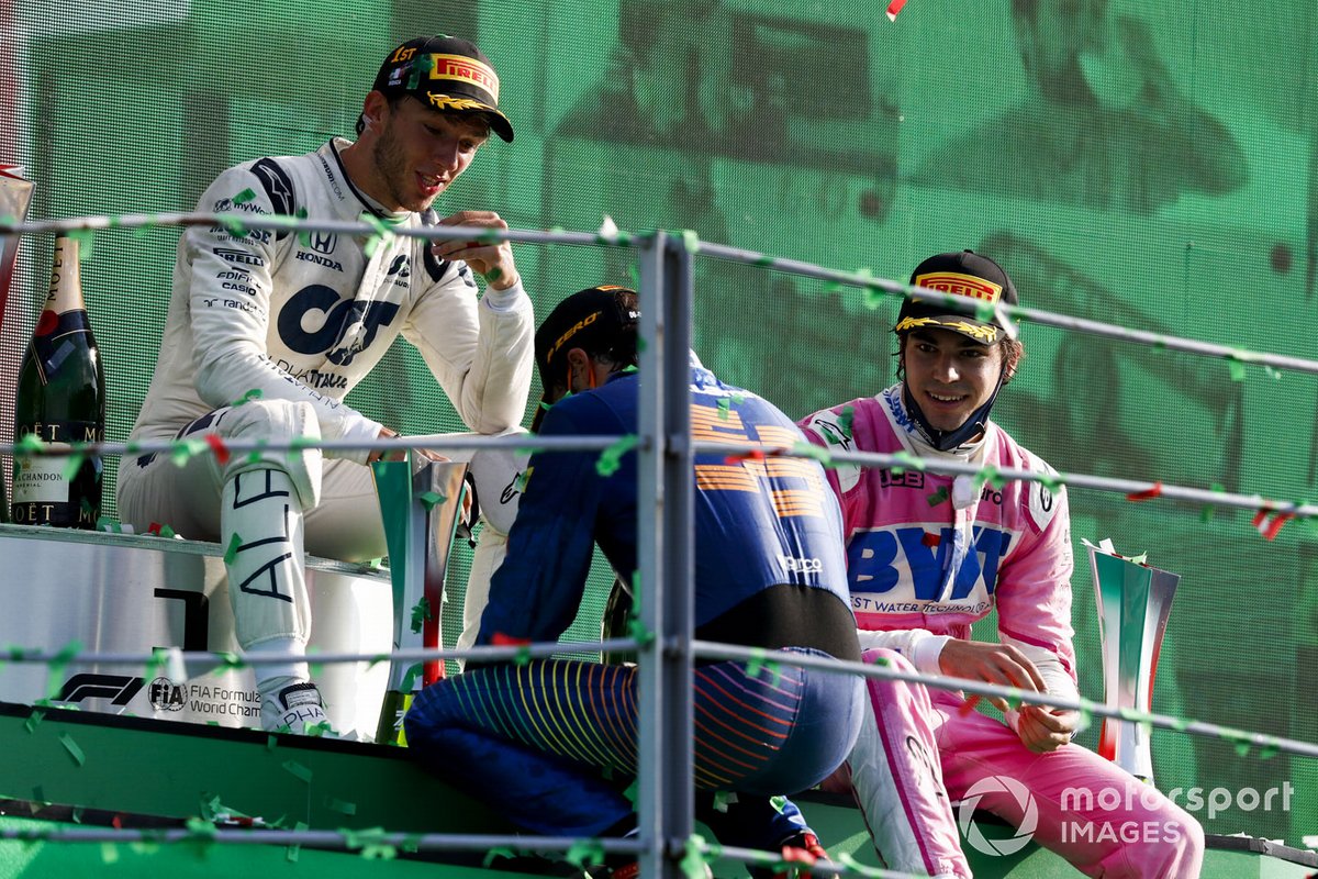 Podio: segundo lugar Carlos Sainz Jr., McLaren, ganador Pierre Gasly, AlphaTauri, y tercer lugar Lance Stroll, Racing Point