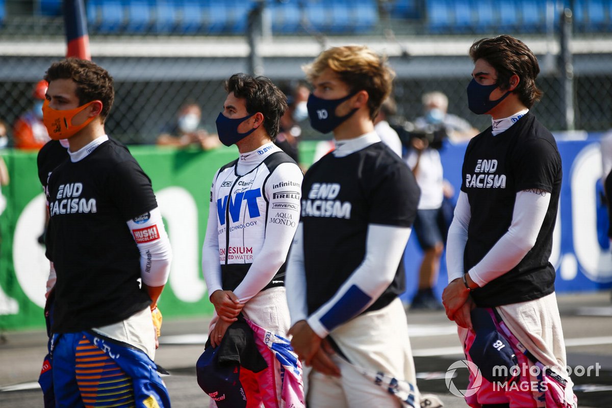 Lando Norris, McLaren, Sergio Pérez, Racing Point, Pierre Gasly, AlphaTauri, y Lance Stroll, Racing Point, en la parrilla antes de la salida
