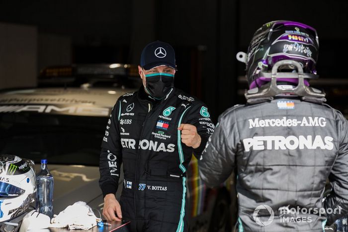 Valtteri Bottas, Mercedes-AMG F1, Ganador de la pole position Lewis Hamilton, Mercedes-AMG F1