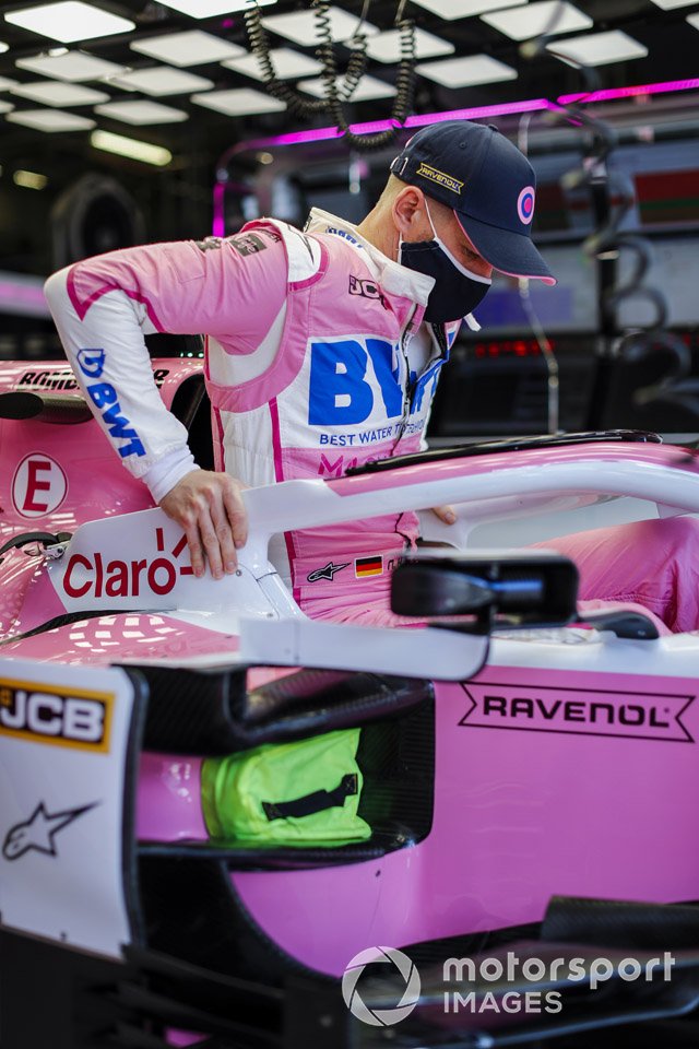 Nico Hulkenberg, Racing Point, entra nell’abitacolo