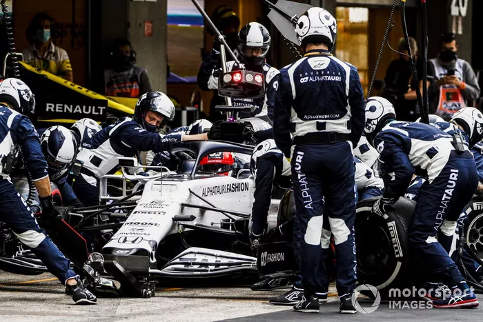 Daniil Kvyat, AlphaTauri AT01, en pits