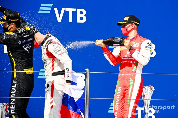 Podio: segundo lugar Nikita Mazepin, Hitech Grand Prix y tercer lugar Mick Schumacher, Prema Racing