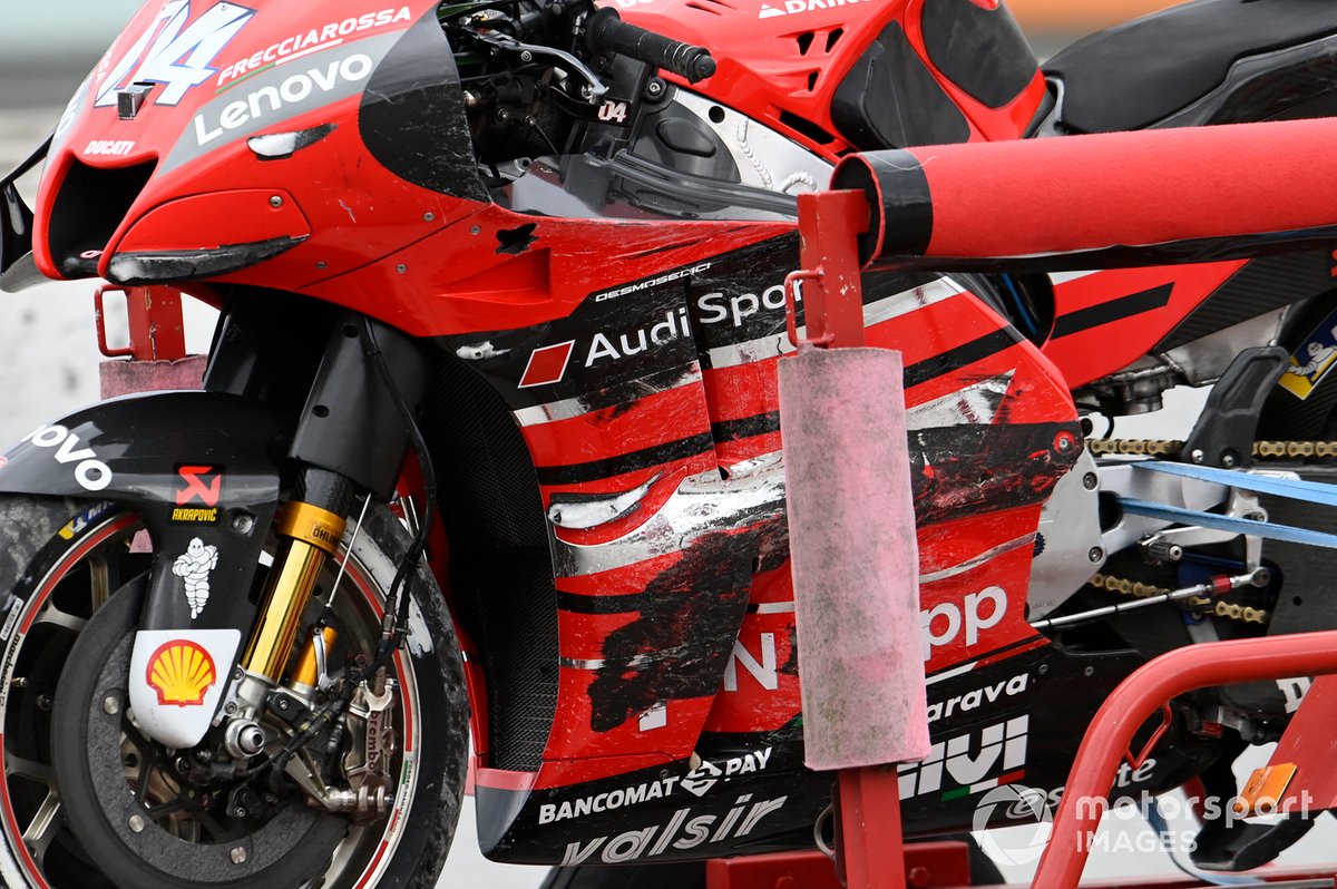 Moto di Andrea Dovizioso, Ducati Team, dopo la caduta
