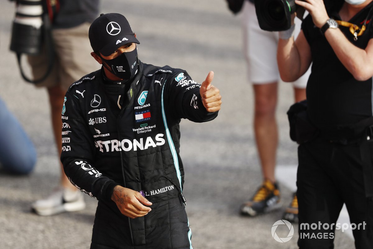 Lewis Hamilton, Mercedes-AMG F1, primo classificato, in posa Parc Ferme