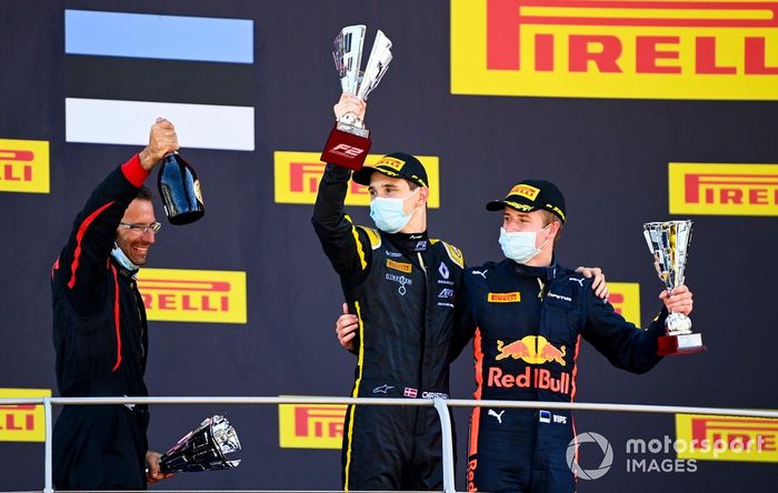 Podio: ganador Christian Lundgaard, ART Grand Prix, y el tercer lugar Juri Vips, Dams,