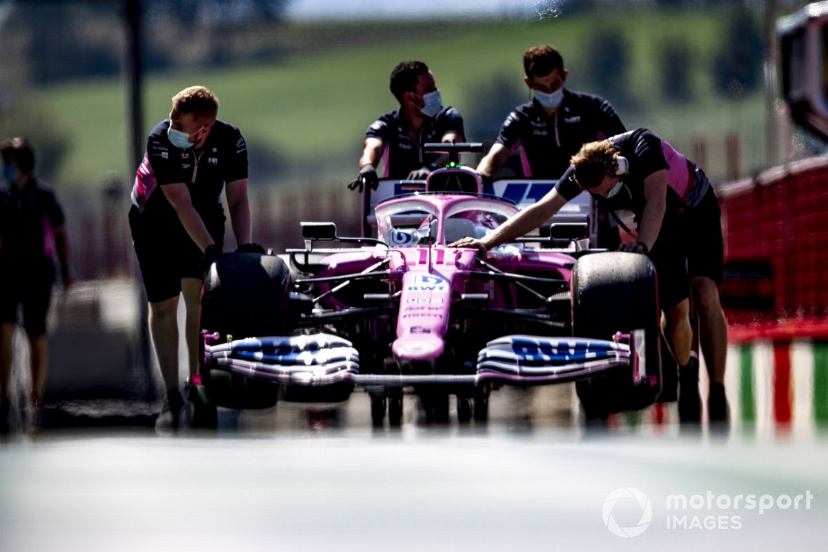 Meccanici spingono la vettura di Sergio Perez, Racing Point in corsia box