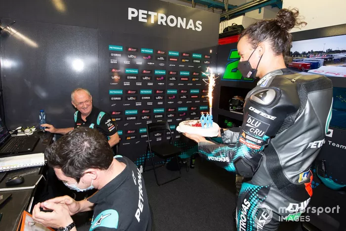 Franco Morbidelli, y el jefe del equipo Petronas Yamaha SRT, Ramón Forcada, celebran la carrera número 500