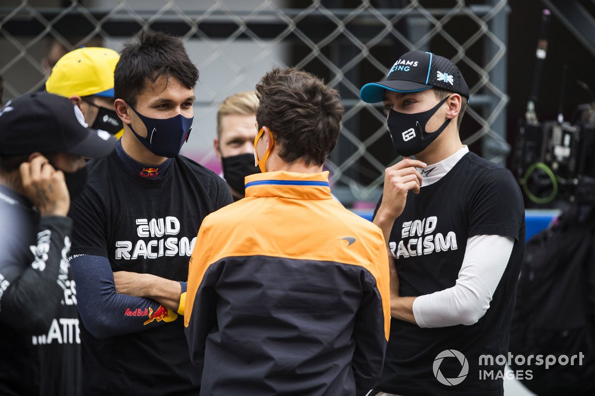 Alex Albon, Red Bull Racing, Lando Norris, McLaren,e George Russell, Williams Racing, parlano sulla griglia di partenza
