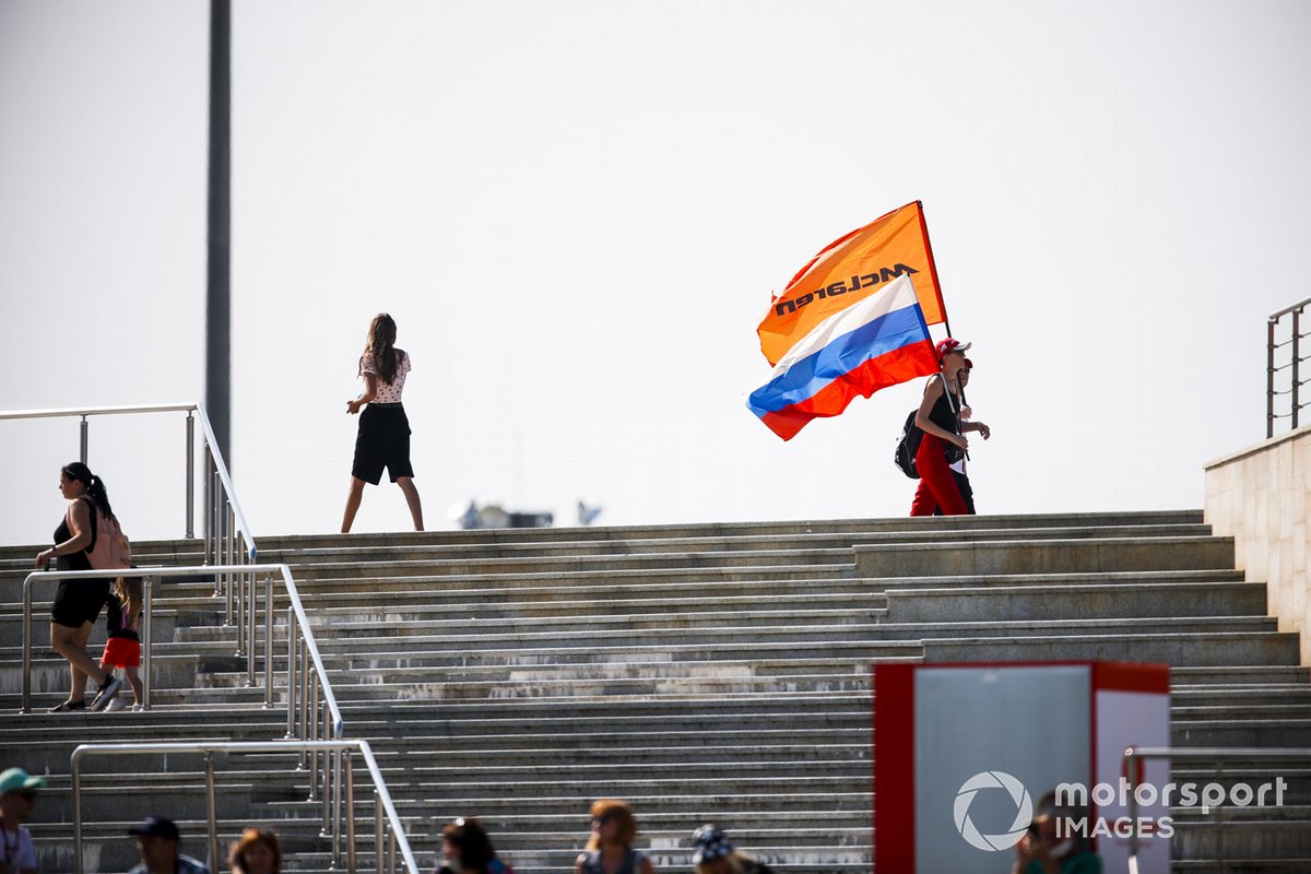 Alcuni tifosi con la bandiera della McLaren e della Russia