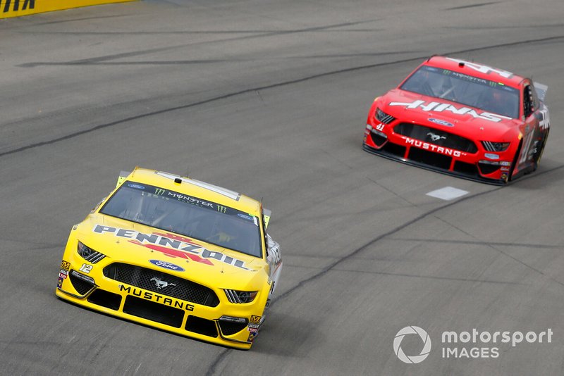 Joey Logano, Team Penske, Ford Mustang Pennzoil and Daniel Suarez, Stewart-Haas Racing, Ford Mustang Haas Automation