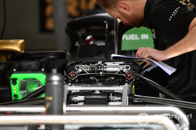 Haas F1 Team VF-19 front suspension