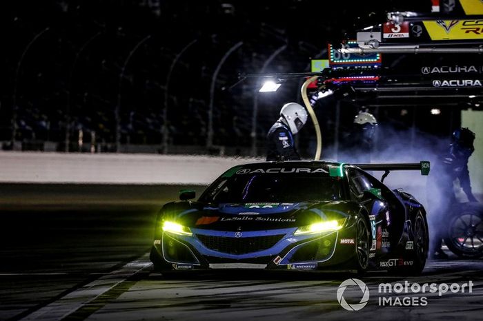 #86 Meyer Shank Racing w/ Curb-Agajanian Acura NSX GT3, GTD: Mario Farnbacher, Trent Hindman, Justin Marks, AJ Allmendinger, pit stop