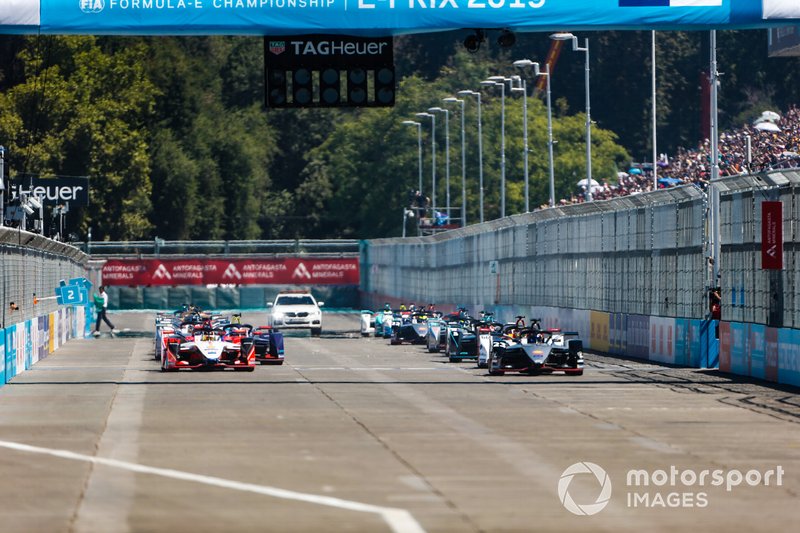 The start of the race, with Pascal Wehrlein, Mahindra Racing, M5 Electro, alongside Sébastien Buemi, Nissan e.Dams, Nissan IMO1 