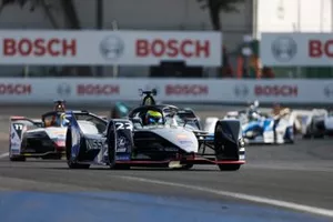 Oliver Rowland, Nissan e.Dams, Nissan IMO1 devant Lucas Di Grassi, Audi Sport ABT Schaeffler, Audi e-tron FE05 