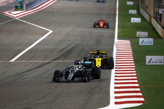 Lewis Hamilton, Mercedes AMG F1 W10, Daniel Ricciardo, Renault R.S.19
