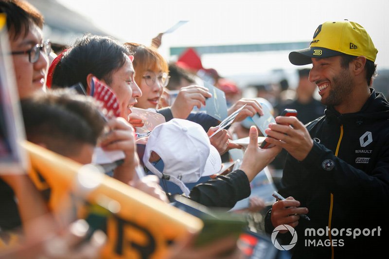 Daniel Ricciardo, Renault F1 Team signs an autograph for a fan