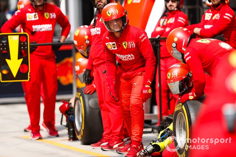 Mekanik Ferrari berlatih pit stop