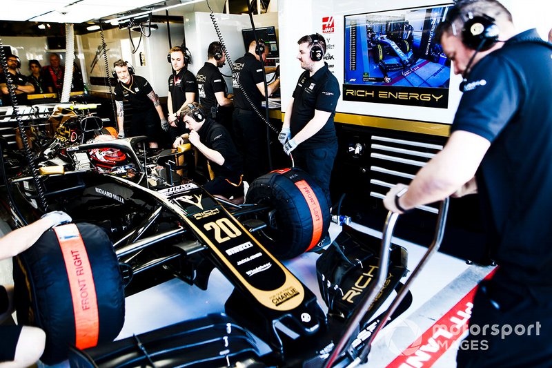 Kevin Magnussen, Haas F1 Team VF-19, dans son stand