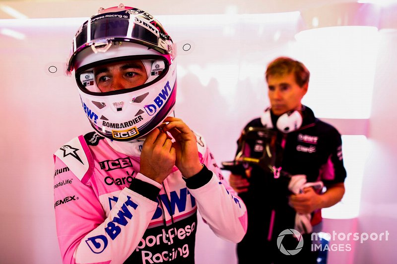 Sergio Pérez, Racing Point, ajusta la correa de su casco