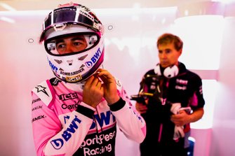 Sergio Perez, Racing Point, past zijn kinband aan