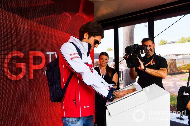 Antonio Giovinazzi, Alfa Romeo Racing, lascia l'impronta delle sue mani