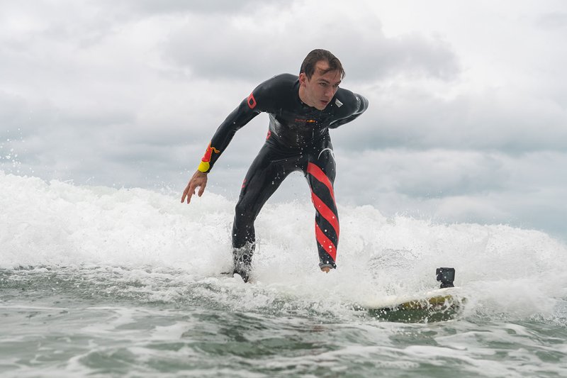 Pierre Gasly fa surf a Torquay