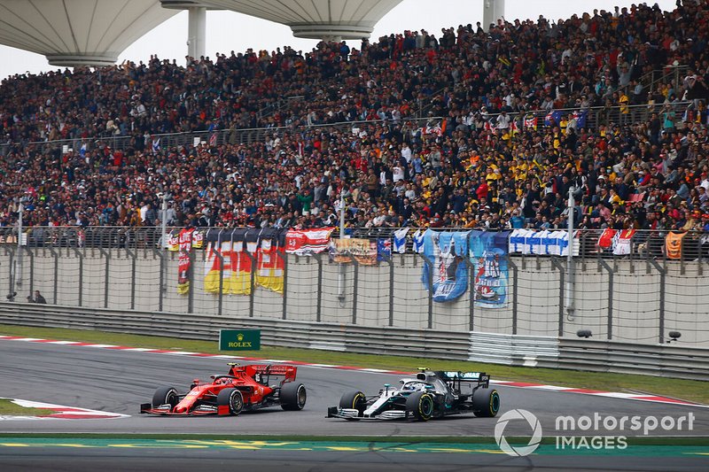 Valtteri Bottas, Mercedes AMG W10, lucha con Charles Leclerc, Ferrari SF90