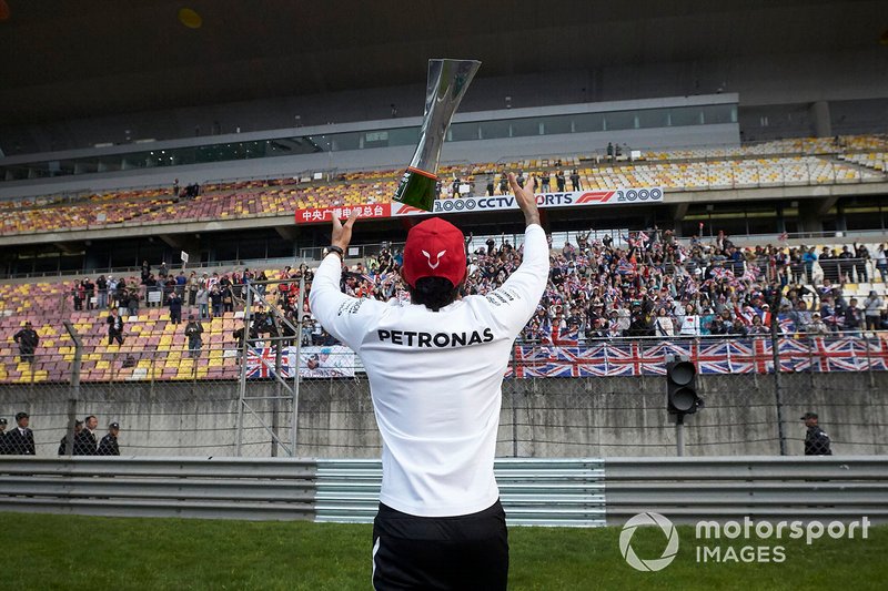 Race winner Lewis Hamilton, Mercedes AMG F1 with his trophy and fans