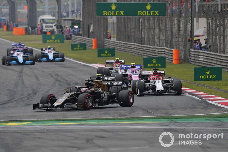 Romain Grosjean, Haas F1 Team VF-19, precede Kevin Magnussen, Haas F1 Team VF-19 Kimi Raikkonen, Alfa Romeo Racing C38, Lance Stroll, Racing Point RP19, Antonio Giovinazzi, Alfa Romeo Racing C38, e il resto del gruppo, nel giro di apertura