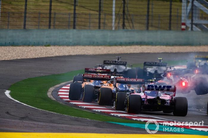 Daniil Kvyat, Toro Rosso STR14, si scontra con Carlos Sainz Jr., McLaren MCL34, e Lando Norris, McLaren MCL34, nel giro di apertura