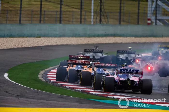 Daniil Kvyat, Toro Rosso STR14, si scontra con Carlos Sainz Jr., McLaren MCL34, e Lando Norris, McLaren MCL34, nel giro di apertura